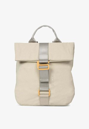 Mochila de tela beige con solapa enrollable en la parte superior, una correa gris con cierres de hebilla naranja y una asa en la parte superior.