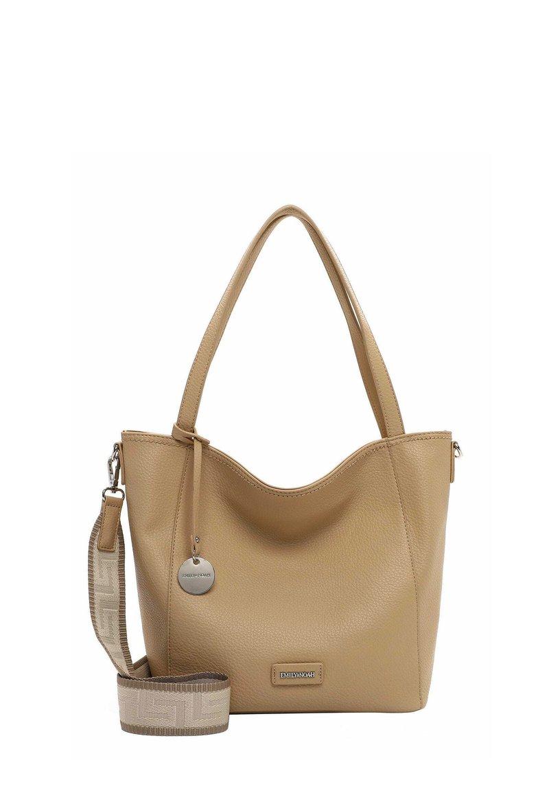 Handtasche aus braunem Leder mit strukturiertem Finish, geschwungenem oberen Rand, doppelten Tragegriffen, abnehmbarem Schulterriemen und einem runden Logoanhänger.