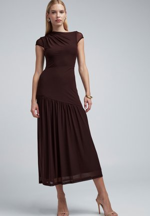 Braunes Maxikleid mit kurzen Ärmeln, enganliegendem Oberteil und gerafftem, fließendem Rock. Glatte Textur mit dezentem Glanz. Keine sichtbaren Muster oder Beschläge.