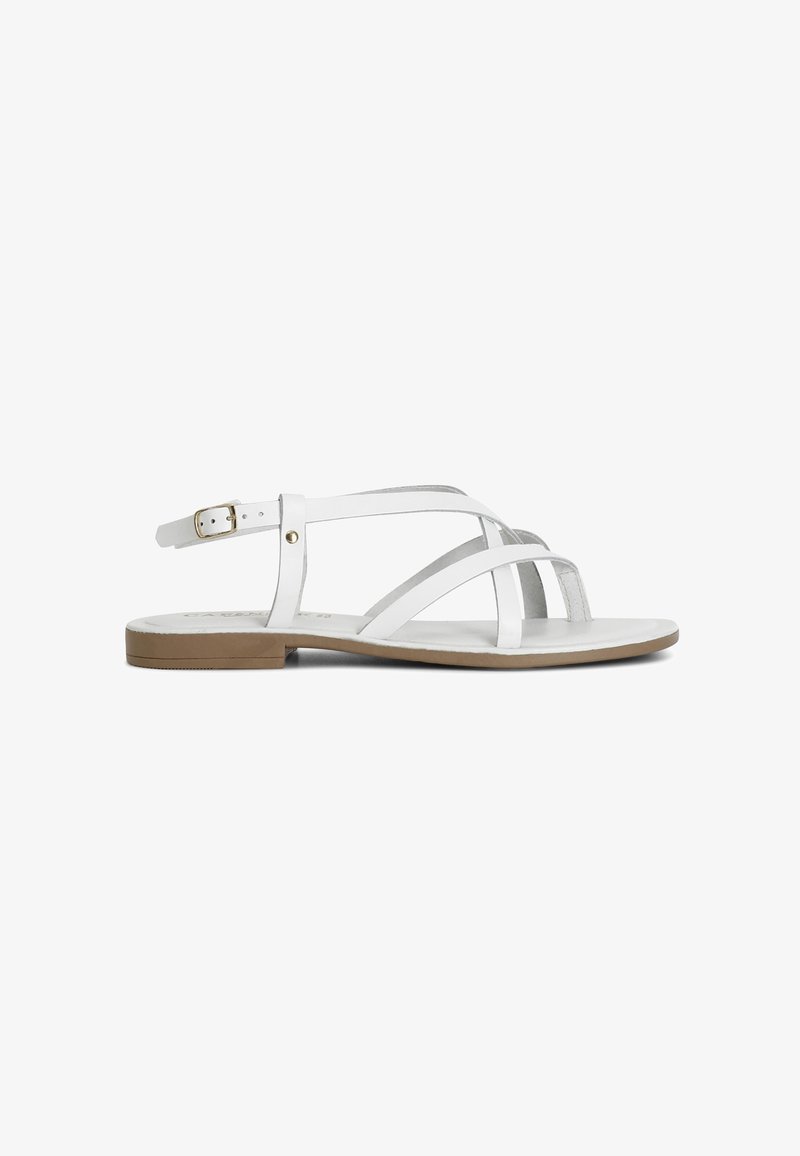 Sandaletto bianco con sottili cinturini che si incrociano sulle dita e cinturino con fibbia alla caviglia, suola marrone chiaro e tacco minimo.