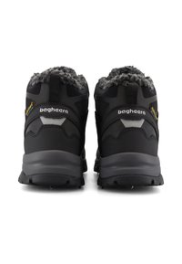 Svarta vandringsskor med texturerad yta, utrustade med en fluffig grå krage, förstärkt häl och gummiyttersula för bra grepp.
