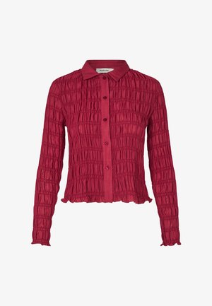 Blusa vermelha de mangas compridas com gola, feita de um tecido texturizado e enrugado, frente com botões e detalhes de bainha franzida.