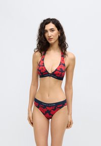 Σετ μπικίνι με κόκκινα λουλούδια που περιλαμβάνει τοπ με βαθύ halter ντεκολτέ και ταιριαστά εσώρουχα χαμηλής μέσης, κατασκευασμένο από ελαστικό ύφασμα με διακριτικές λεπτομέρειες λογότυπου.