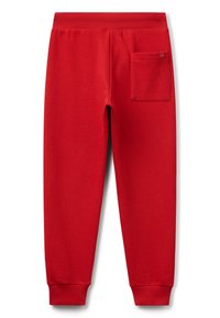 Rode joggingbroek met elastische tailleband, cuffed enkels en een enkele patchzak aan de rechter achterzijde.
