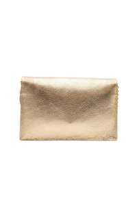 Clutch rettangolare in pelle dorata con finitura testurizzata. Presenta una chiusura a patta liscia e un design minimalista senza parti metalliche visibili.