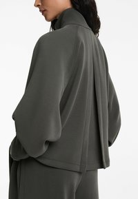OYSHO - PLEATED BACK SOFT TOUCH - Letná bunda - mottled dark grey Miniatúrny obrázok 1