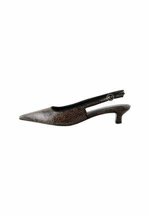 Brun spids tå slingback sko i slangeskind med lav killingshæl og lille spænde, vist fra siden på hvid baggrund.