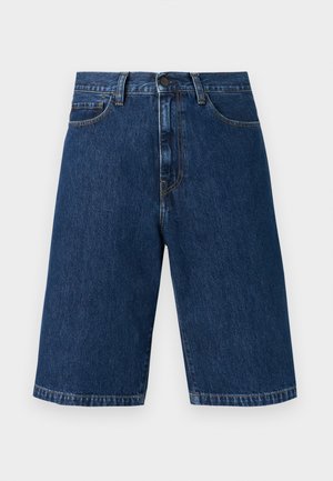 Σκούρο μπλε τζιν σορτς μέχρι το γόνατο με εμπρόσθιο κουμπί, φερμουάρ, θηλιές για ζώνη, δύο εμπρόσθιες τσέπες και ορατές πορτοκαλί ραφές.