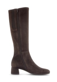 Brune kniehoge laars van zacht suedine, met een zijrits en een blokhak. Gladde textuur met minimale designelementen.