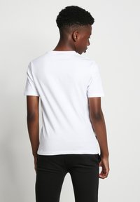 11 DEGREES CORE - Camiseta básica - white