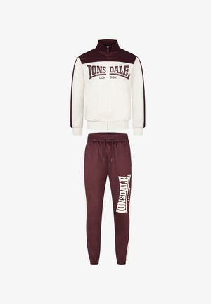 Maroon og creme tracksuit med en lynlåsjakke med høj krave og logo, parret med bukser med elastisk talje og logo.