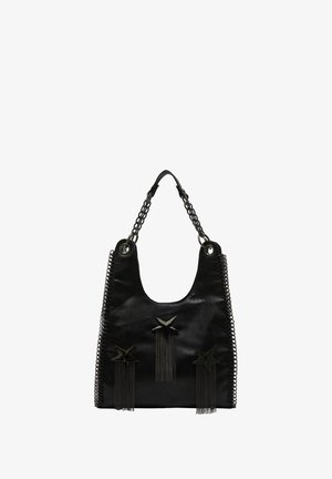 Czarna skórzana torebka o luźnym kształcie, z gwiazdkowymi akcentami, frędzlami i łańcuszkowymi uchwytami. Teksturowane boki i gładkie wykończenie.