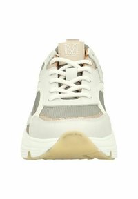 Sneaker bianco e grigio chiaro in materiale mesh e sintetico, con punta rotonda, chiusura con lacci e suola texturizzata; presenta una patch con il logo sulla linguetta.