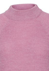 Różowy sweter z dzianiny z wysokim kołnierzem, charakteryzujący się prążkowaną teksturą i subtelnymi wariacjami kolorystycznymi. Rękawy w stylu raglan.