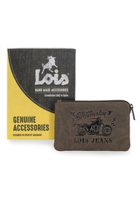 Cartera de imitación de cuero marrón con diseño de motocicleta en relieve, cierre de cremallera y texto "Lois Jeans"; empaquetada en una caja amarilla y negra.