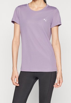 Camiseta atlética corta de manga corta en color púrpura, con textura acanalada y un logo blanco en el pecho, combinada con leggings negros.