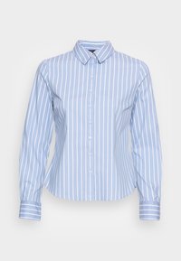 Camisa de manga larga azul claro con rayas verticales blancas, cierre de botones en la parte delantera y puños a rayas contrastantes. Textura de tela suave.