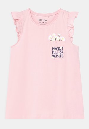 Robe rose sans manches pour tout-petit avec épaules volantées, poche avant montrant des marguerites et texte "Poche Pleine de Marguerites."