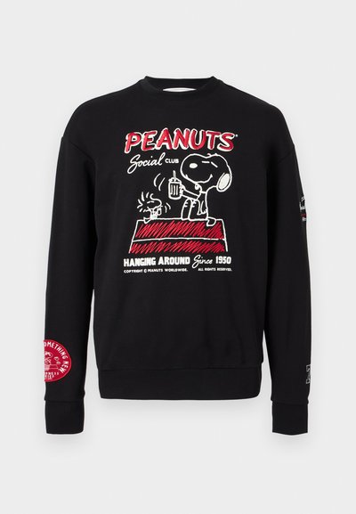 Μαύρο φούτερ με κόκκινο και λευκό σχέδιο Peanuts που δείχνει τον Snoopy και τον Woodstock στο σπίτι του σκύλου, με κείμενο "Peanuts Social Club Hanging Around Since 1950."