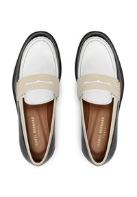 Zwei Slipper aus glattem Leder mit einer weißen Spitze, beigem Riemen und schwarzer Sohle. Innen befindet sich eine braune gepolsterte Innenausstattung.