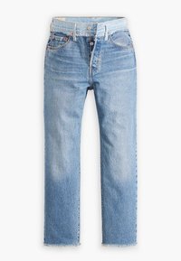 Jean en denim bleu clair, coupe droite, braguette à boutons, cinq poches et ourlets effilochés.