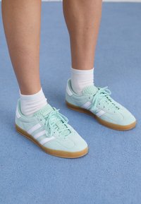 GAZELLE INDOOR - Matalavartiset tennarit - ash green/white/gum