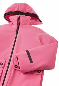 Giacca da pioggia rosa con cappuccio, zip anteriore e due tasche con accento nero. Tessuto liscio e resistente. Fodera interna nera.