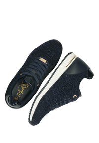 Marina sneakers med en texturerad stickad ovandel, som har en glansig tåkupp, guldfärgade detaljer och en vit sula med ett mönstrat mönster.