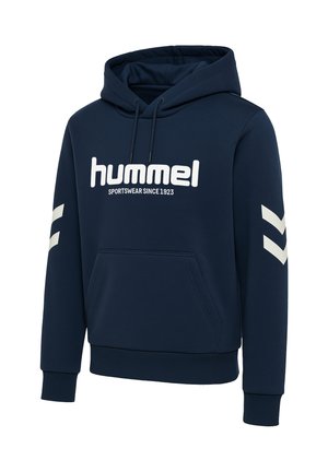 Granatowa bluza z kapturem z przednią kieszenią typu kangur, białym logo i białymi akcentami w kształcie chevronu na rękawach. Wykonana z miękkiego, wygodnego materiału.