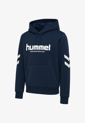 Mørkeblå hættetrøje med en frontkangaroo-lomme, hvidt logo og hvide chevron-detaljer på ærmerne. Fremstillet af blødt og komfortabelt materiale.