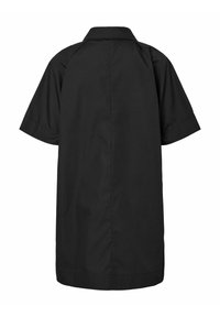 Abito camicia corto nero con maniche corte, dal collo a revers, caratterizzato da una linea dritta e una trama di tessuto liscia e uniforme.