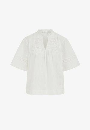 Biała bluzka z krótkimi rękawami, koronkowymi detalami na piersi i rękawach oraz małym falbankowym kołnierzykiem z dekoltem w kształcie litery V.