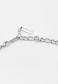Sølvmetal kædearmbånd med store led og et hængende mærke mærket "PULL&BEAR." Har en kroglås og en glat overflade.