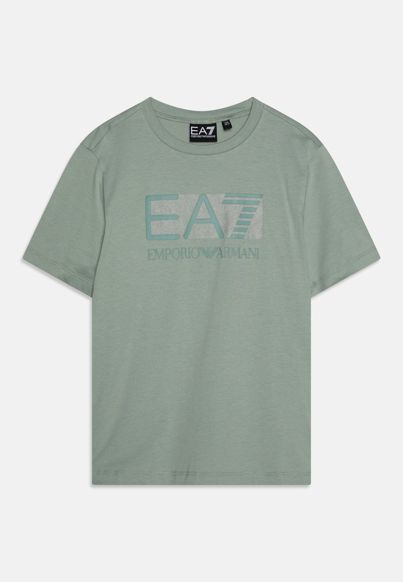Světle zelené tričko s kulatým výstřihem vyrobené z měkké látky, na hrudi s potiskem loga "EA7 Emporio Armani" v kontrastní barvě.