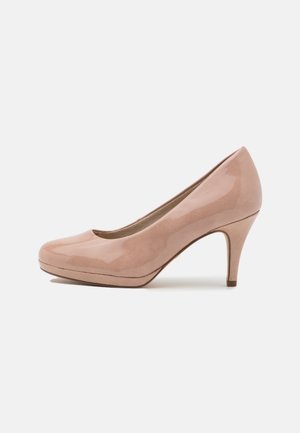 Lyserød laklæder højhælet pumpe med rund tå, lav platform og 7 cm stilethæl. Glat tekstur, minimalistisk design.