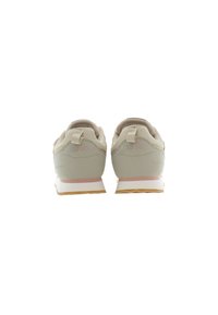 Beige sportovní boty s hladkým textilním svrškem, světle růžovými akcenty, bílou mezipodešví a texturovanou gumovou podešví. Disponují zpětnými poutky.