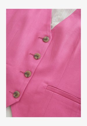 Gilet rosa in tessuto texture con quattro bottoni marroni e una piccola tasca. Foderato con un sottile motivo a righe. Design su misura.