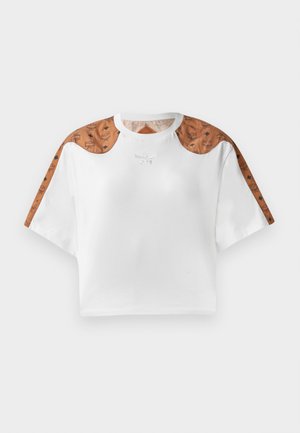 Geknipte witte t-shirt met korte mouwen, voorzien van bruine patronen op de schouders en een klein zilveren logo aan de voorkant.