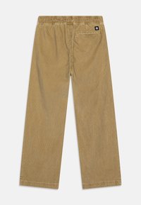 Beige kordfløyelsbukser med elastisk liv, brede ben og en enkel baklomme med et lite merke. Teksturert overflate.