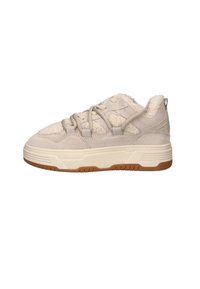 Beige suède sneaker met een pluche interieur, textuuraccenten, vetersysteem en rubberen zool. Voorzien van een verstevigde hiel en gewatteerde kraag.