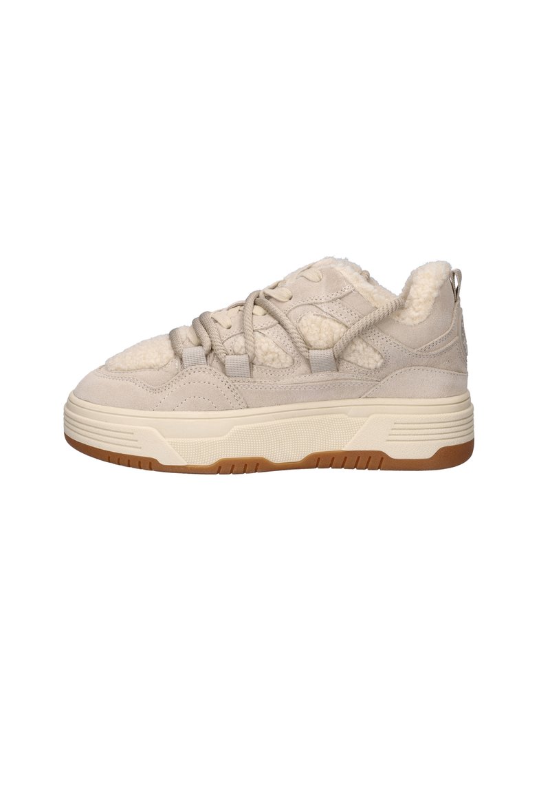 Beige suède sneaker met een pluche interieur, textuuraccenten, vetersysteem en rubberen zool. Voorzien van een verstevigde hiel en gewatteerde kraag.