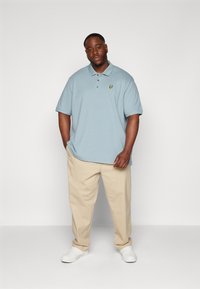 Lyle & Scott PLAIN - Poloskjorter - slate blue
