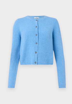 Lyseblå cardigan med lange ermer, rund halslinje og knappelukking. Myk tekstur og ribbede detaljer på mansjetter og hem.