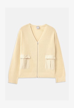 Cremfarbener Strickcardigan mit V-Ausschnitt, Frontreißverschluss und zwei aufgesetzten Taschen. Mit gerippten Bündchen und Saum sowie glatten Stoffakzenten.