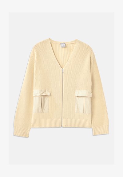 Cardigan creme em malha com decote em V, fecho frontal e dois bolsos retangulares. Apresenta punhos e barra canelados, com detalhes de tecido suave.