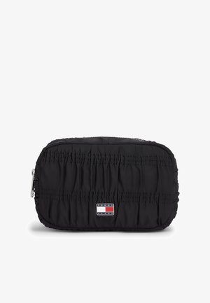 Pequeño bolso rectangular negro acolchado con cremallera y parche con el logo de Tommy Jeans centrado en la parte delantera.