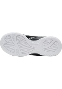 Schwarze Sportschuhe mit einem atmungsaktiven Mesh-Obermaterial, ausgestattet mit einer weißen Gummisohle und strukturierten Profilmustern für besseren Grip.