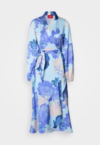 Robe portefeuille bleu clair à manches longues avec un grand imprimé floral violet, ceinture nouée à la taille et col en V.