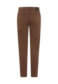 Brune bomuldsbukser med slim fit, der har to baglommer og en kontrasterende detalje ved taljen. Glat tekstur, ingen synlige mønstre.