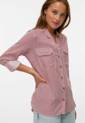 Chemise à boutons rouge et blanche à rayures, avec deux poches avant et des manches retroussées, fabriquée en tissu léger et à coupe décontractée.